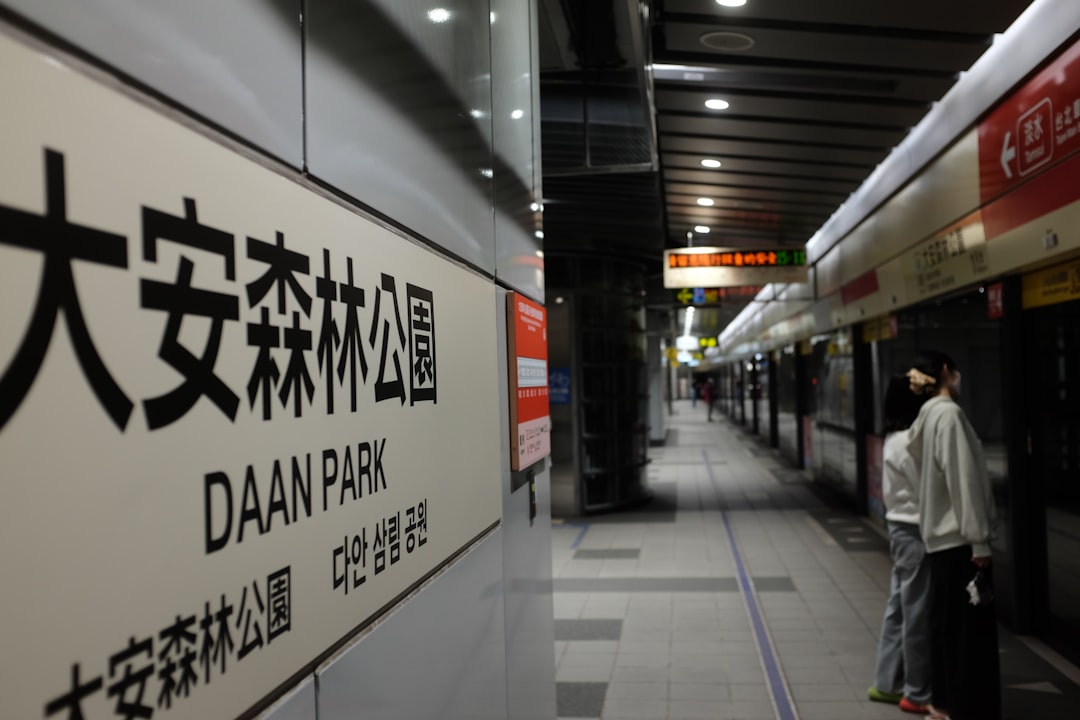 Train at daan park station platform